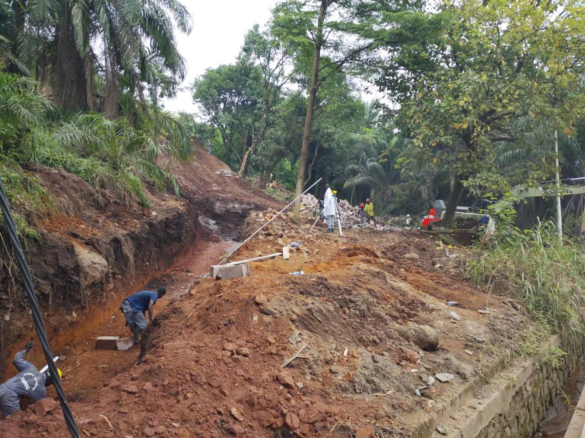 Le génie militaire creusant les canaux de drainage d'eau sur la pente de Mont Ngaliema à Kinshasa, le 19/06/2025.<br />Radio Okapi 20250620142020641152_49c87f47-e9cc-439e-af50-ef8cc9630b6c.jpg?imgmax=1200
