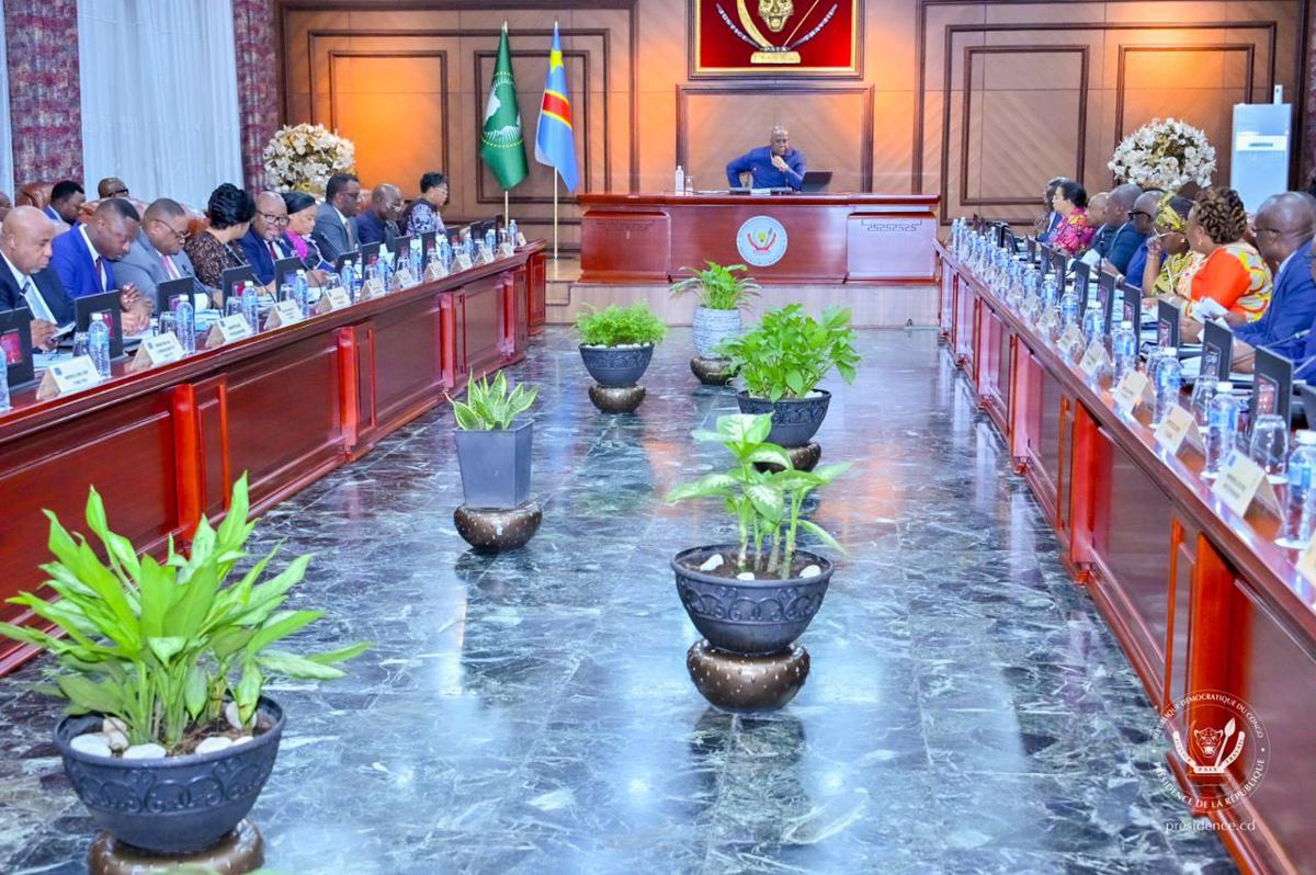 Vue de la 50ème réunion du conseil des ministres sous la direction de Felix Tshisekedi, vendredi 4 juillet à Kinshasa.<br />Photo/Presidence RDC 20250705100543163028_Conseil_des_ministres.jpg?imgmax=1200