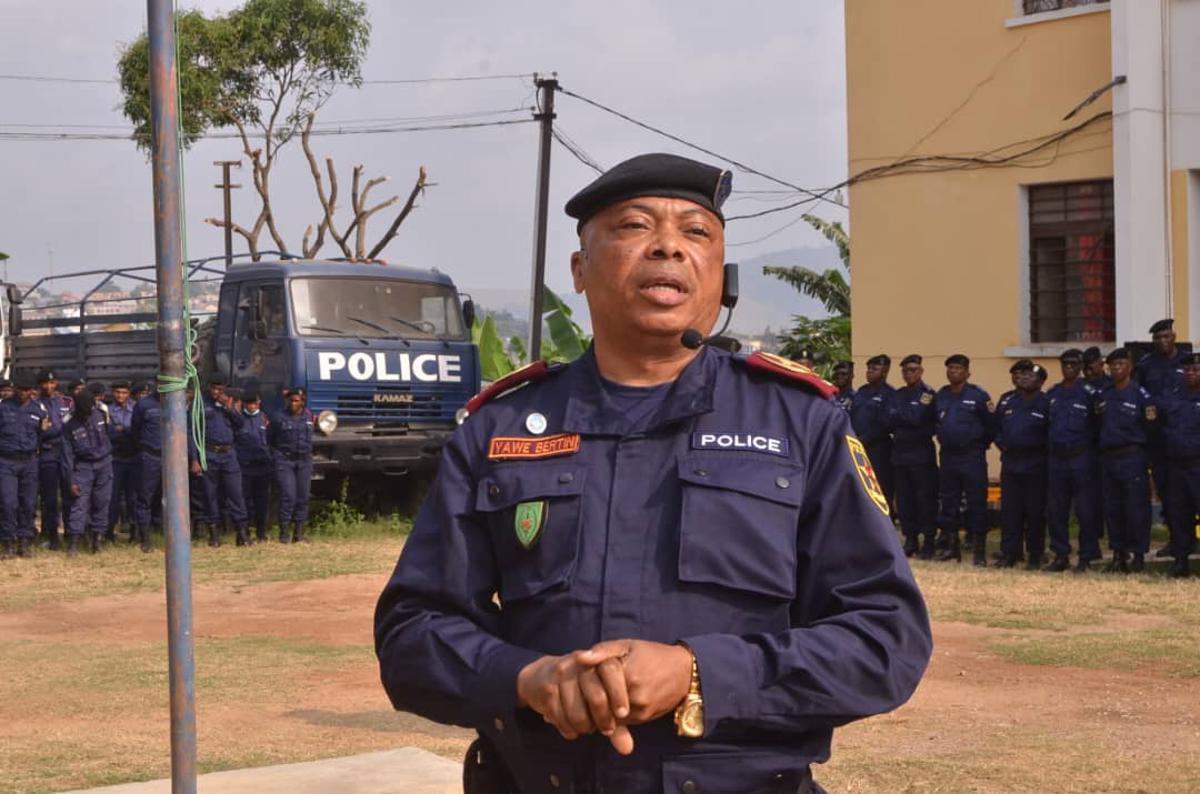 Le commissaire divisionnaire adjoint Bertin Yawe Sumanda, commissaire provincial de la Police nationale congolaise (PNC) au Kongo Central, présidant sa première parade lundi 7 juillet 2025 à Matadi.<br />Photo ACP 20250707205621220075_Sumanda.jpg?imgmax=1200