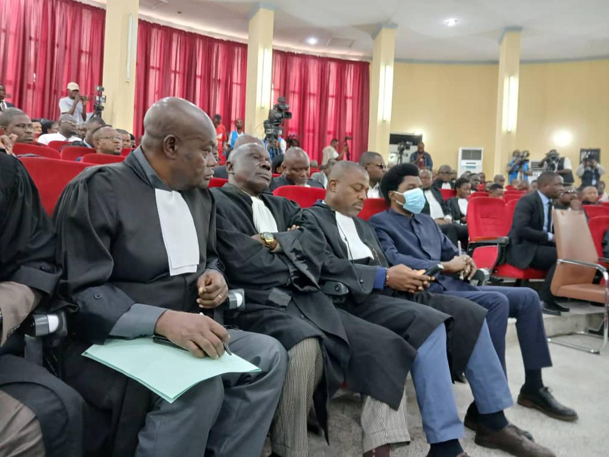 Le ministre démissionnaire de la Justice, Constant Mutamba et ses avocats lors de l'ouverture du procès, mercredi 9 juillet 2025, à la Cour de cassation, à Kinshasa. <br />Radio Okapi/Ph. Jeef Ngoy. 20250709155111000600_Mutamba.jpg?imgmax=1200