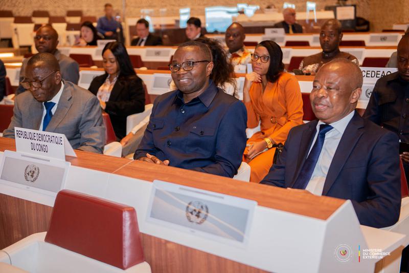 Le ministre du commerce extérieur ( au milieu), Julien Paluku, lors de la 9e Conférence des Nations Unies sur la concurrence et la protection du consommateur, tenue à Genève, du 7 au 11 juillet 2025.<br />Photo ministère du commerce extérieur 20250710155700272326_WhatsApp_Image_2025-07-10_at_12.49.12.jpeg?imgmax=800