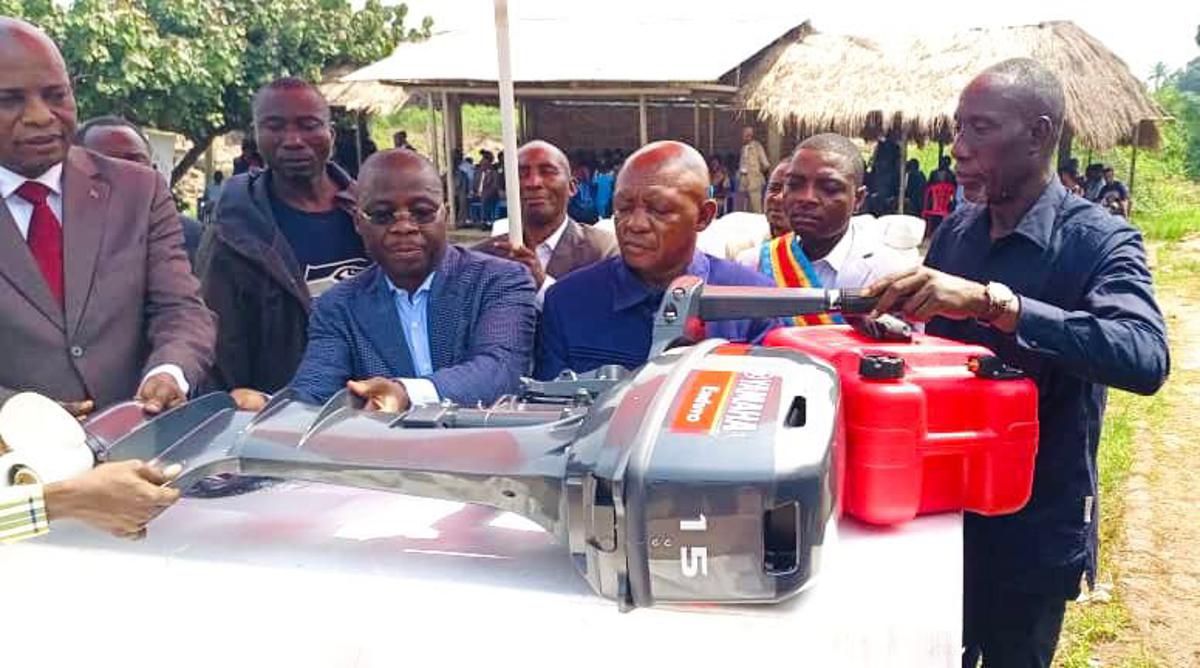 Le ministre de la Pêche et de l’Élevage, Jean-Pierre Tshimanga a remis le 10/07/2027 des intrants et matériels halieutiques à 17 associations de pêcheurs de la province du Kongo-Central. <br />ACP 20250711195828805579_GvkF7VuWAAA4D2I.jpg?imgmax=1200