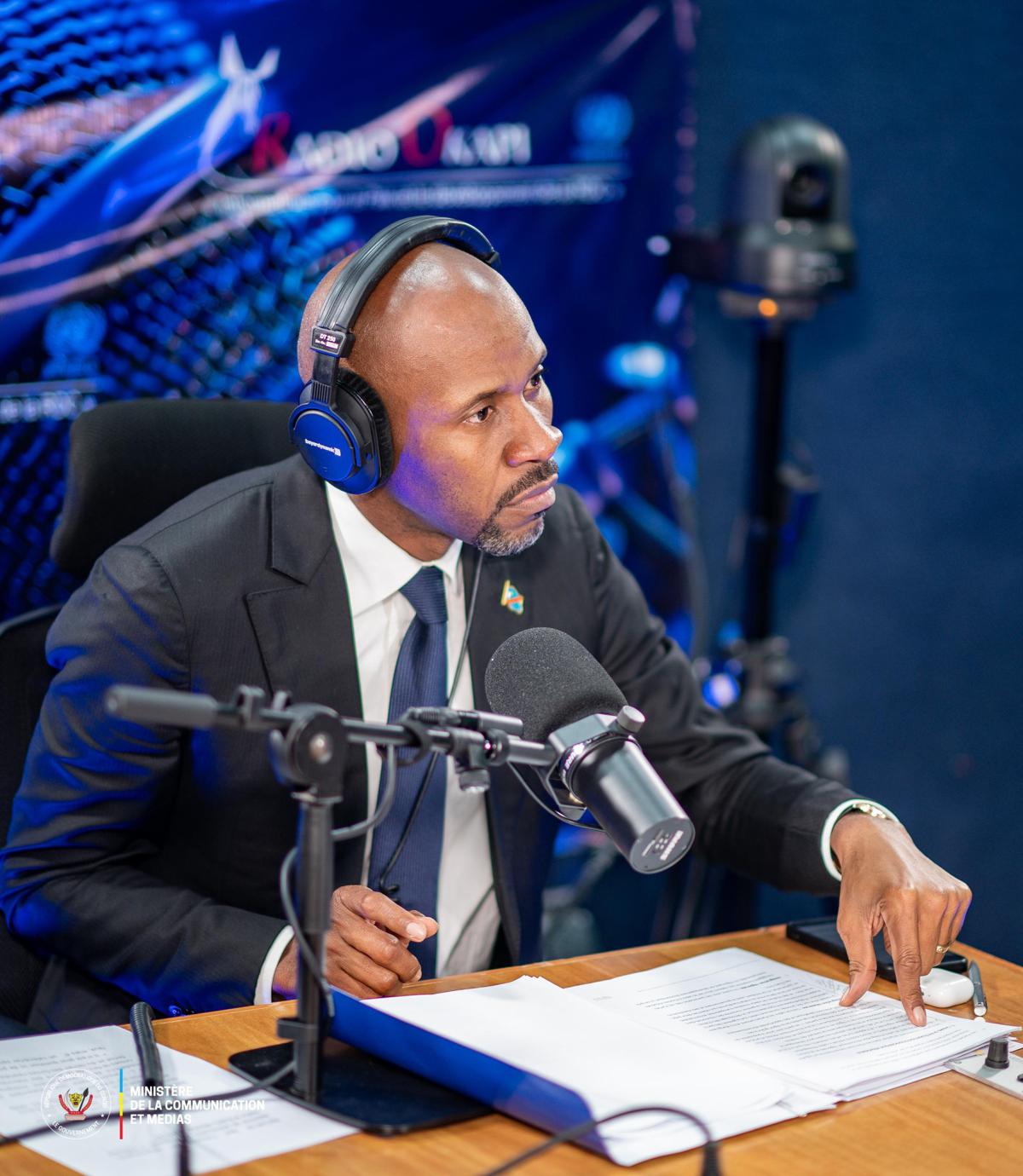 Patrick Muyaya, ministre de la Communication et des Médias, lors d'une émission dans le studio de Radio Okapi. Juillet 2025.<br />photo ministère de la Communication et Mediaş 20250719122504164551_WhatsApp_Image_2025-07-19_at_11.21.49.jpeg?imgmax=1200