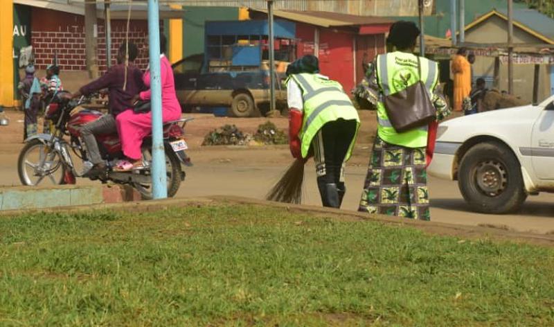 Des jeunes qui balayent la rue au centre de ville de Beni, sur initiative de l'ONG AJLAM . Juillet 2025.<br />Radio Okapi/Marc Maro Fimbo 20250719155329133429_WhatsApp_Image_2025-07-17_at_13.46.26.jpeg?imgmax=800