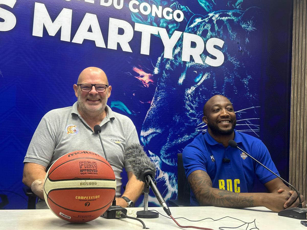 Michel Perrin sélectionneur de Léopards Messieurs basket-ball aux côtés du capitaine de l'équipe nationale, en conférence de presse samedi 19 juillet 2025, au stade des Martyrs, à Kinshasa.<br /> <br />Radio Okapi/Ph. Vanessa Nkongolo. 20250720081641660056_Michel_Perrin.jpg?imgmax=1200