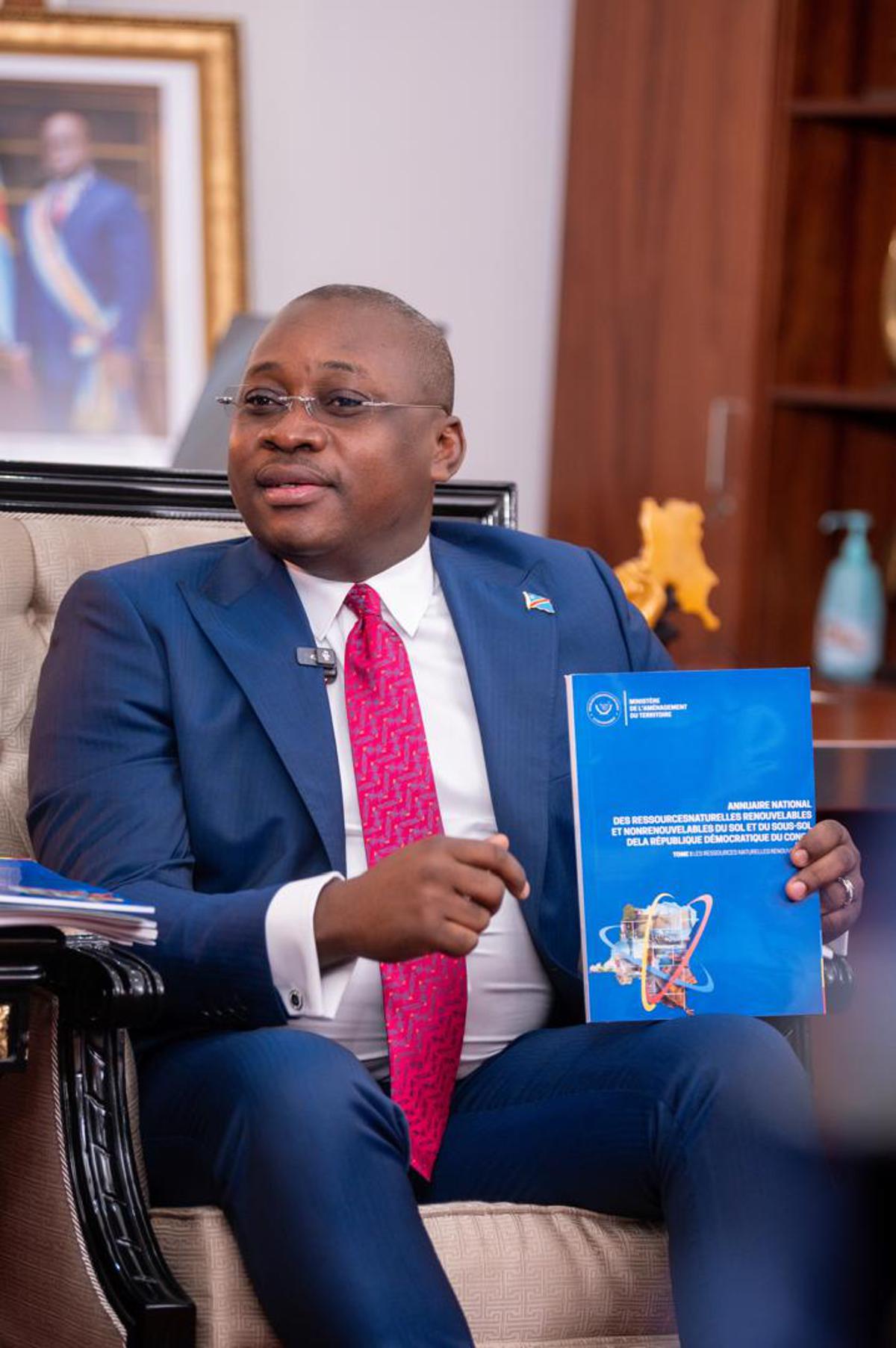 Le ministre d’État en charge de l’aménagement du territoire, Guy Loando, a annoncé vendredi 18 juillet, lors d’une conférence de presse à Kinshasa,<br />Radio Okapi/Ph. JDK. 20250721135406053350_Guy.jpg?imgmax=1200