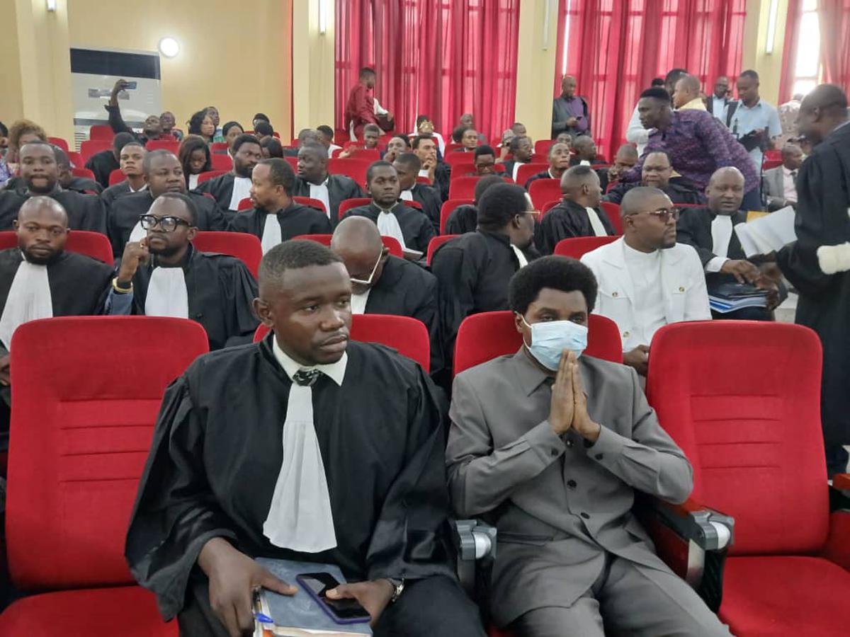 L'ancien ministre de la Justice, Constant Mutamba, entouré de ses avocats, à l'audience de mercredi 23 juillet 2025, de son procès devant la Cour de cassation.<br />Radio Okapi/Jeef Ngoy 20250723133325455581_WhatsApp_Image_2025-07-23_at_12.29.54.jpeg?imgmax=1200
