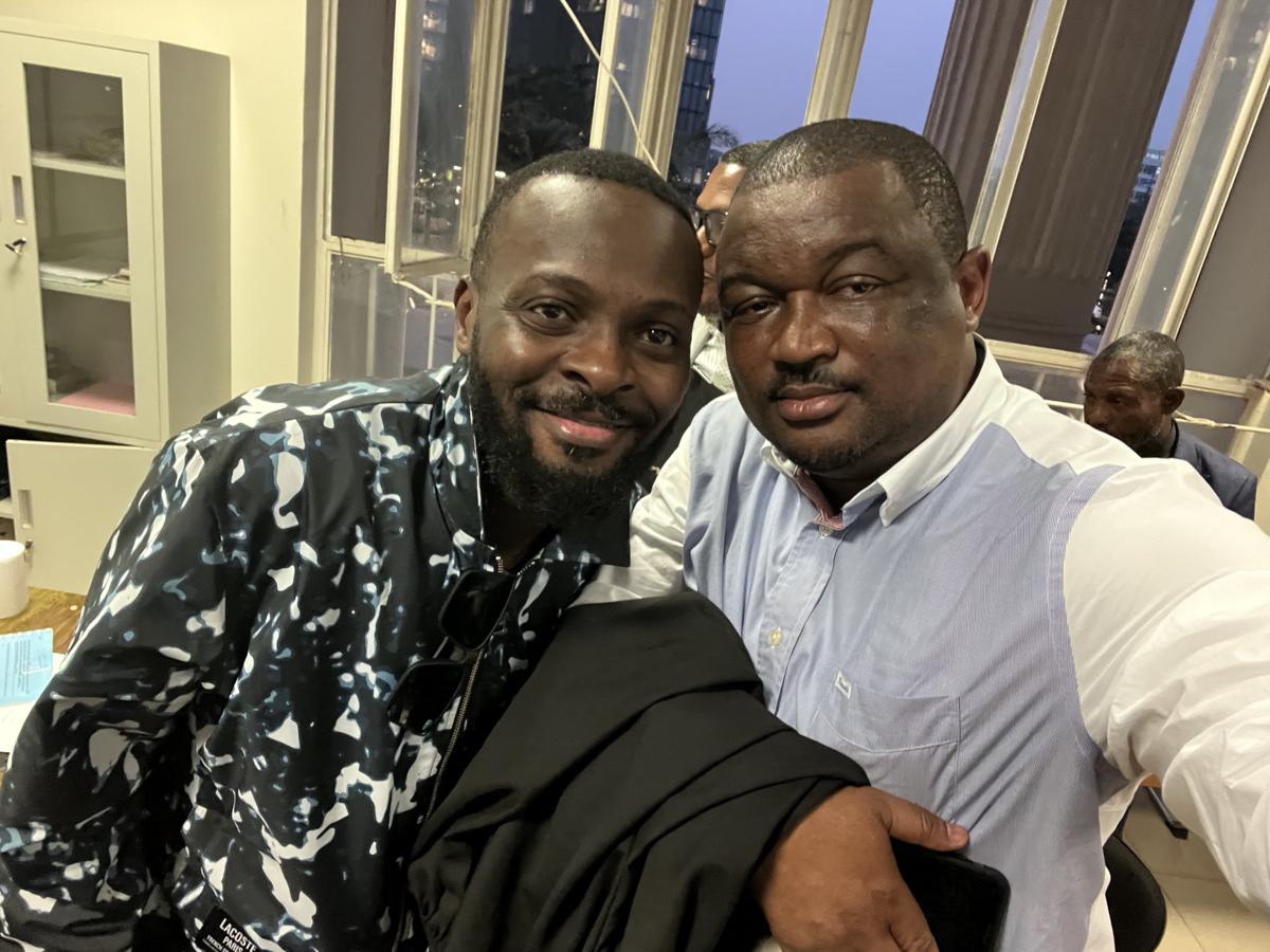 Le chanteur congolais Héritier Kabeya, alias Watanabe, posant avec son avocat, Me Laurent Onyemba à la fin de son audition au parquet près le tribunal de grande instance de la Gombe le 23/07/2025. <br />Droits tiers 20250724013533751575_GwkFR0tXcAEzG_J.jpg?imgmax=1200