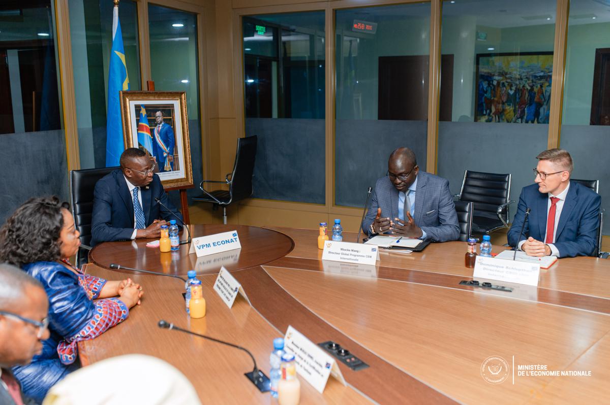 Echange entre le vice-Premier ministre et ministre de l’Économie nationale, Daniel Mukoko Samba et une délégation de Christian Blind Mission (CBM) International, conduite par Mme Irène Esambo, ministre déléguée auprès de la ministre des Affaires sociales, chargée des personnes vivant avec handicap, le 24/07/2025.<br />ministère de l'Economie nationale 20250724224228188769_NIKON_Z_6_2_3975.jpg?imgmax=1200