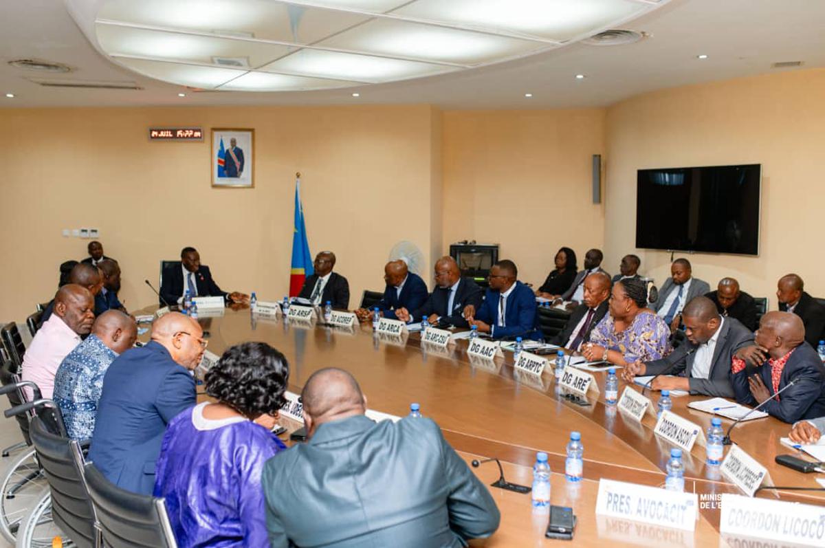 Exchange entre le vice-Premier ministre et ministre de l'Économie nationale, Daniel Mukoko Samba, les représentants de la Communauté des régulateurs (BCC, ARE, ARPTC, etc.) et des associations de défense des droits des consommateurs, le 24/07/2025 à Kinshasa.<br />ministère de l'Economie nationale 20250726171229883926_bfc330d3-5310-4aea-b608-306b2541db09.jpg?imgmax=1200