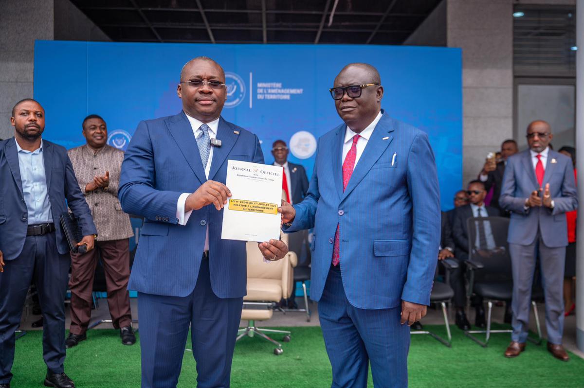 Le ministre de l'Aménagement du territoire a remis, jeudi 31 juille 2025, la loi sur l’Aménagement du Territoire au Secrétariat Général de l’Aménagement du Territoire, à KInshasa.<br />Photo Droits Tiers. 20250804090037404350_Mboyo.jpg?imgmax=1200