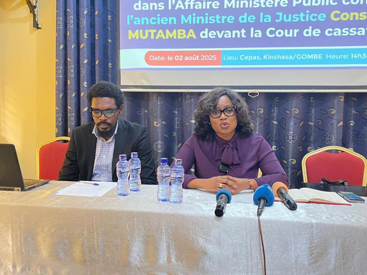 Me Joséphine Mbela, chargé de plaidoyer et administration de l'ACAJ et Me Sylva Mbikayi, chargé de protection de l'ACAJ, samedi 2 aout 2025, lors de la conférence de presse, à Kinshasa.<br />Photo Droits Tiers. 20250804131658612587_ACAJ.jpg?imgmax=1200