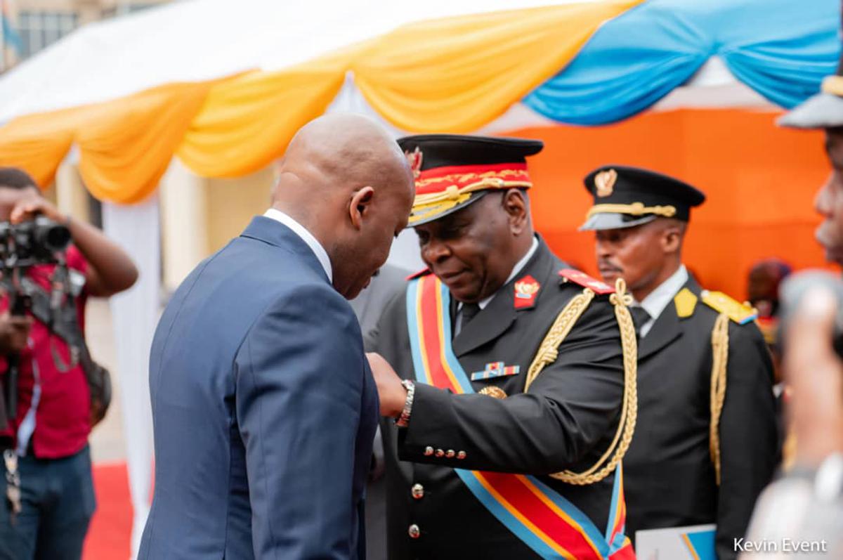 Le Chancelier des Orders Nationaux, André général Matutezolwa Kamasobua décerne deux médailles d'or à Michel Muvudi, mardi 5 aout 2025, à Kinshasa.<br />Radio Okapi:Ph. Jean-Marc Matwaki