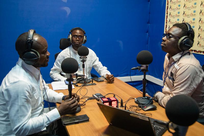 Lupiki Manga Trésor et Radjabo Butindi Ferdinand du conseil provincial de la Jeunesse du Maniema avec le journaliste Grâce AMZATI dans le studio de Radio Okapi Kinshasa. Mercredi 6 août 2025.<br />Radio Okapi/Ph. Nelson Nyombe