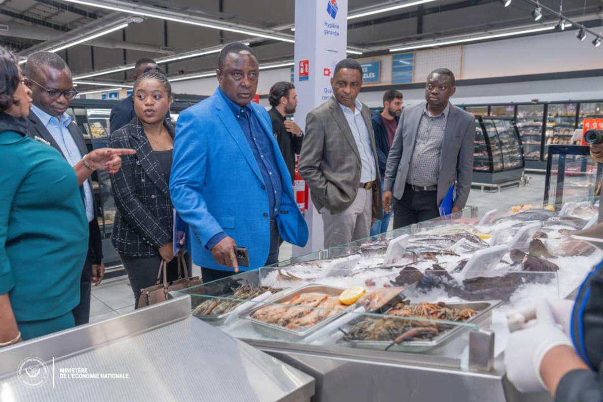 Une délégation du ministère de l’Économie nationale, conduite par le directeur de cabinet Albert Kasongo Mukonzo, a mené le 7/08/2025 une opération de vérification des prix dans plusieurs supermarchés de Kinshasa.<br />ministère de l'Economie nationale