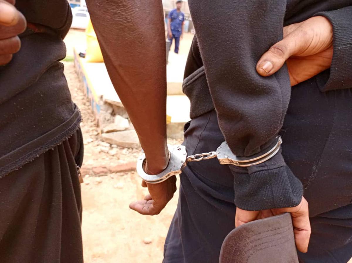 (Photo d'illsutration)Le commandant de la police urbaine a présenté au maire de Beni un groupe de 22 présumés bandits armés, auteurs de l'insécurité dans la ville. Vendredi 8 août 2025.<br />Radio Okapi/Ph. Marc Maro Fimbo 20250809085311195856_Bandits2.jpg?imgmax=1200