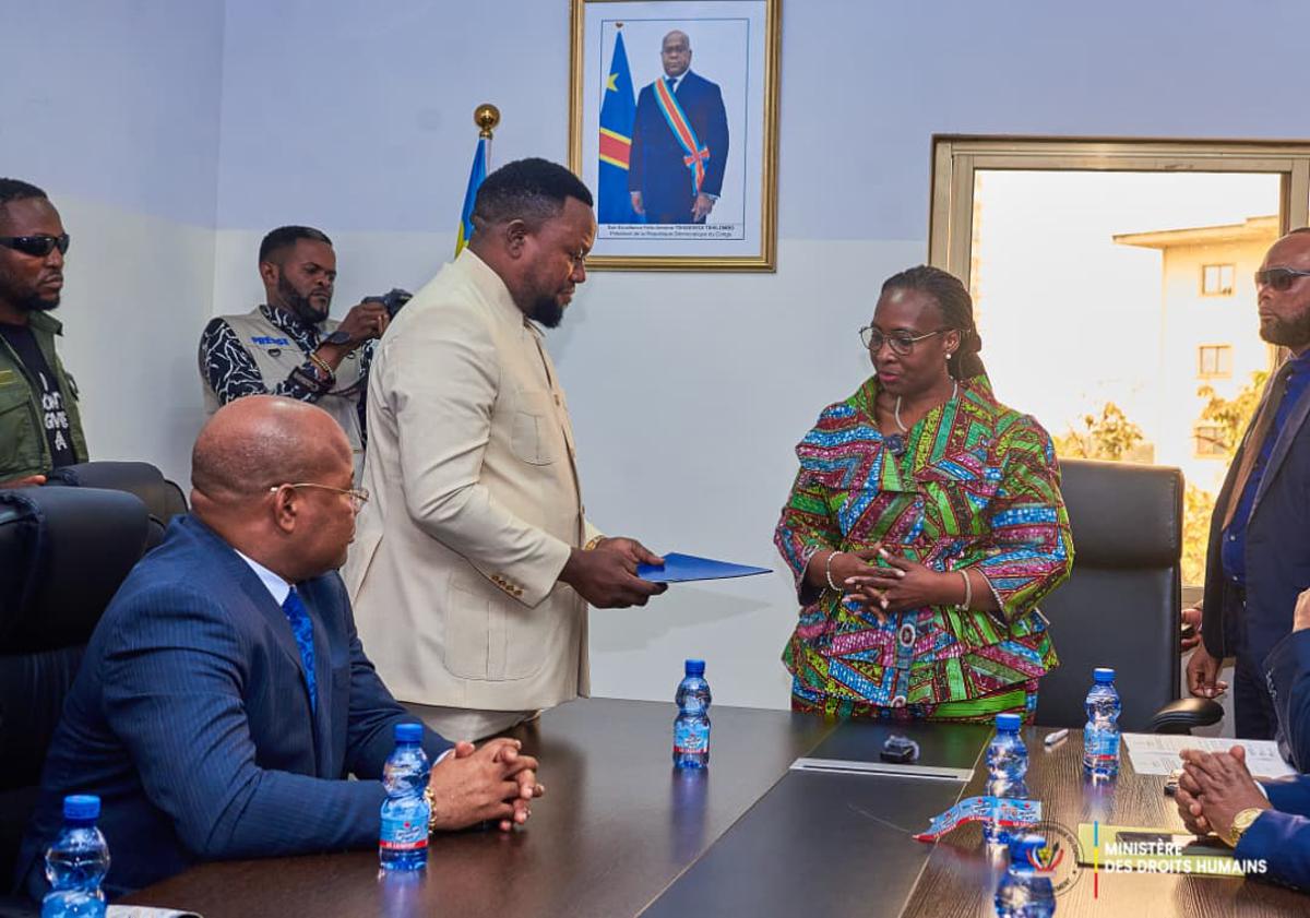 La cérémonie de remise et reprise survenue, mercredi 13 aout 2025, entre le ministre entrant, Samuel Mbemba et sortant Chantal Chambu, à Kinshasa.<br />Photo/ministère des Droits humains. 20250813222616571409_droits_humains.jpg?imgmax=1200