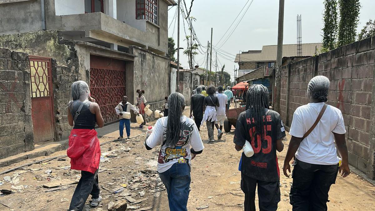 Têtes saupoudrées, des lauréats de l'examen d'Etat célèbrent leur réussite dans une rue de Kinshasa. Aout 2025. <br />Radio Okapi/Poly Muzalia 20250814123954173510_WhatsApp_Image_2025-08-08_at_12.49.38.jpeg?imgmax=1200