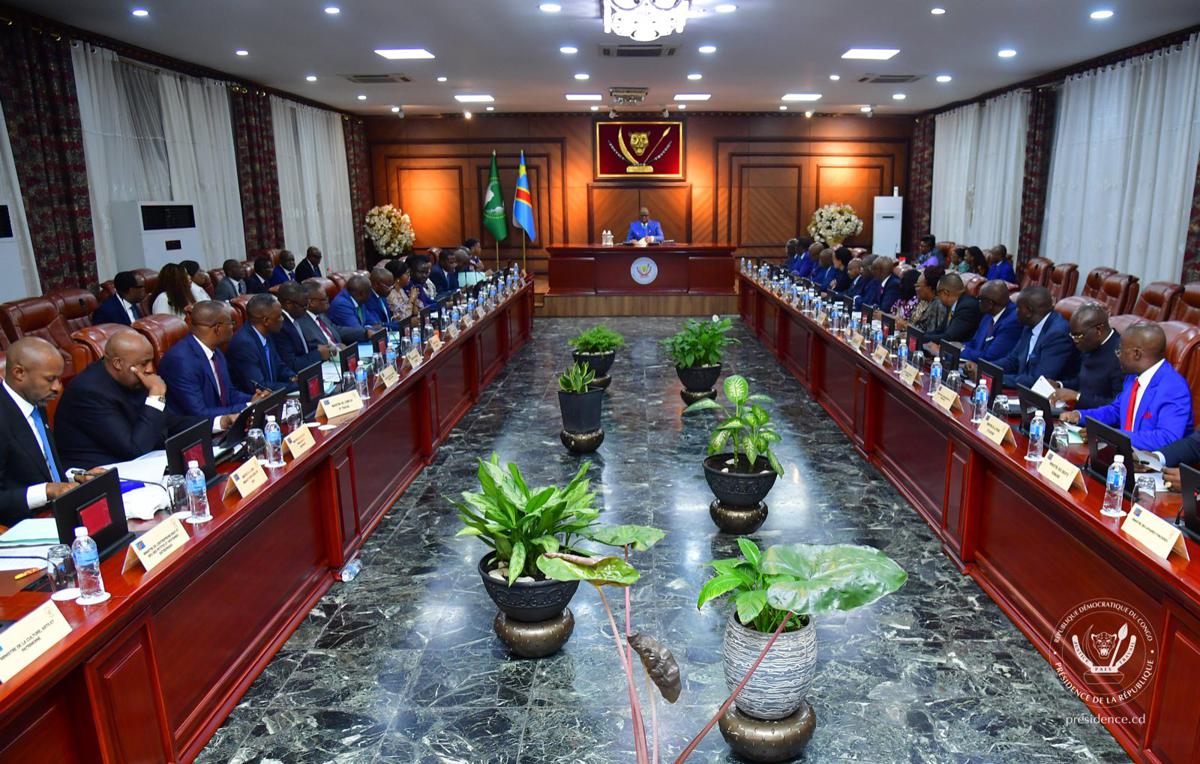 Le gouvernement Suminwa II en conseil des ministres, le 15 aout 2025 à Kinshasa. <br />Photo Presidence 20250816154227899099_GyafUpaXQAAKbgD.jpg?imgmax=1200