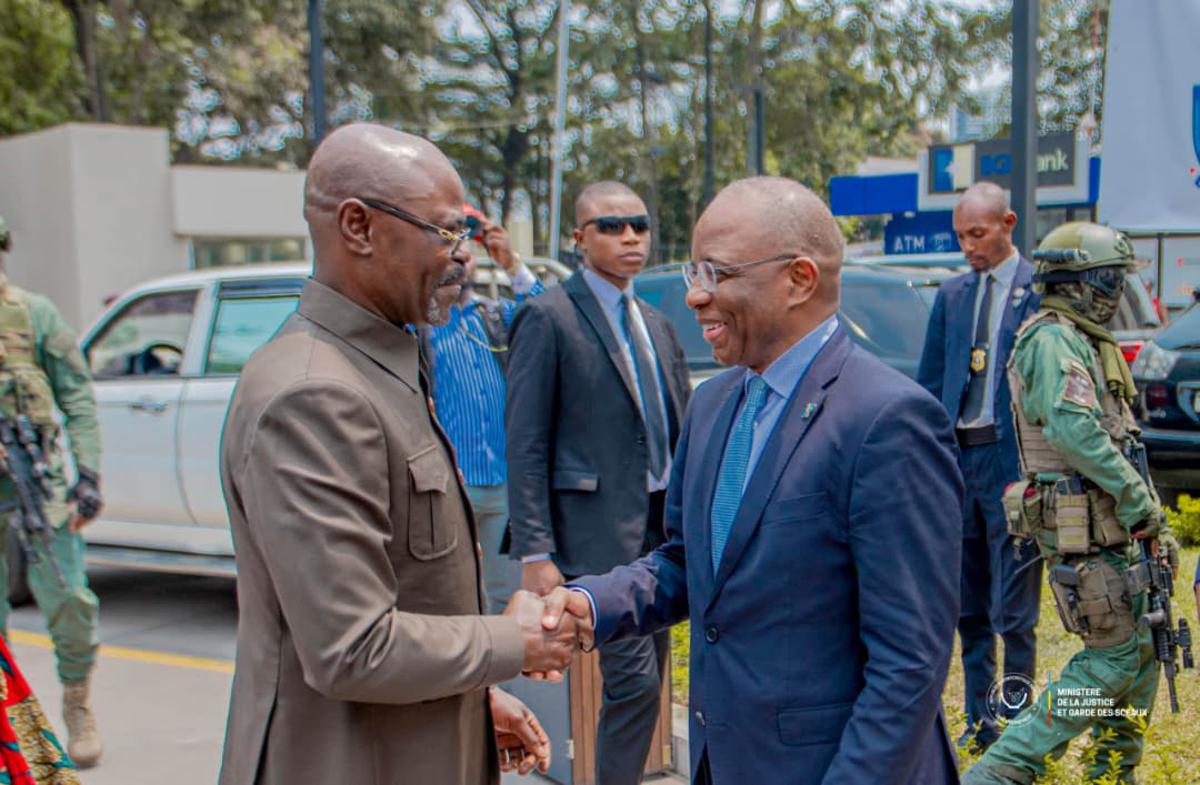 Poignée des mains entre le vice-Premier ministre de la Défense nationale, Gu Kabombo Muadiamvita et le ministre d'Etat en charge de la Justice Guillaume Ngefa Atondoko, jeudi 21 août 2025, lors de la cérémonie de remise des brevets aux greffiers pénitentiaires, à Kinshasa.<br />Photo/ministère de la Justice. 20250822084857257210_INAFORJ.jpg?imgmax=1200