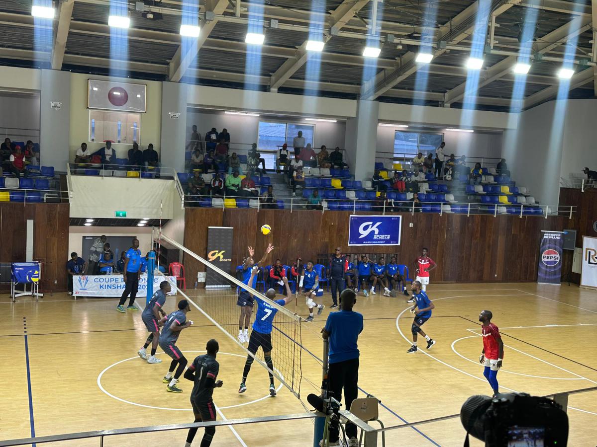 Vue du match VC Les Aigles du Congo contre VC ECOVO, jeudi 21 aout 2025, comptant pour la 2e journée de la XXIe édition de la Coupe du Congo de volleyball, au Gymnase de la PNC, à Kinshasa.<br />Radio Okapi/Ph. Vanessa Nkongolo. 20250822132038129252_VC_Aigle.jpg?imgmax=1200