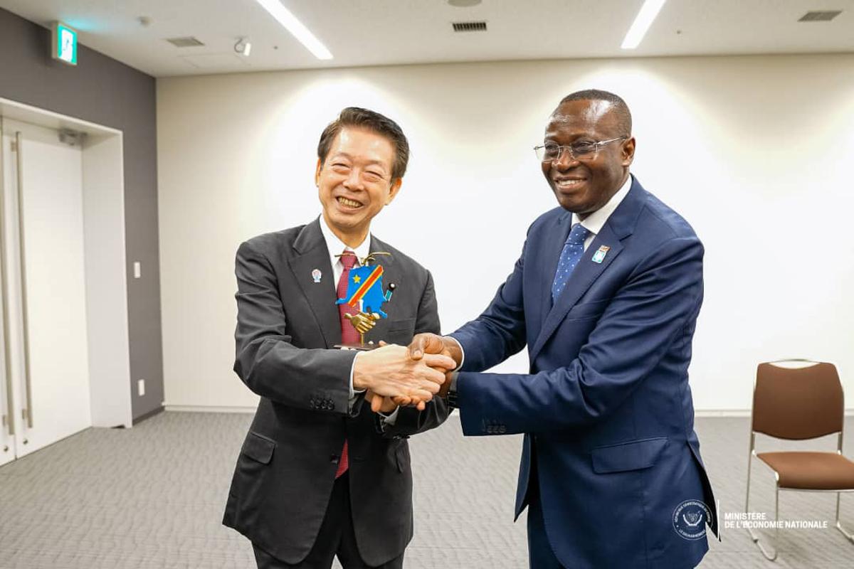 Echanges entre Yōji Mutō, ministre japonais de l’Économie, du Commerce et de l’Industrie, Daniel Mukoko Samba, vice-Premier ministre de l’Economie nationale le 22/08/2025. <br />Ministère de l'Economie nationale 20250823023604603915_bccb153e-ef29-4b64-a280-53b34bfc2e19.jpeg?imgmax=1200