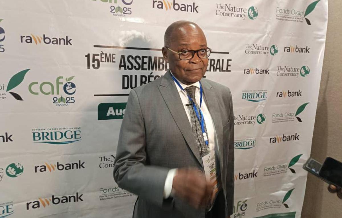 Le président du Fonds Okapi pour la conservation de la nature en RDC, Victor Kabengele, mardi 26 aout 2025, lors de la XVe Assemblée générale du Consortium des fonds africains pour l'environnement (CAFE), à Kinshasa.<br />Radio Okapi/Ph. Blaise Ndongala. 20250826221050779090_Victor_1.jpg?imgmax=1200