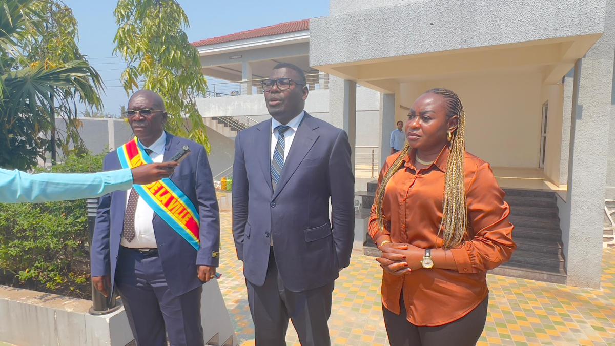 De gauche à droite, le maire de Kalemie, David Kukeba, le ministre provincial de l'Intérieur au Tanganyika et la coordonnatrice nationale adjointe du PDDRCS, Chantal Lumba, mardi 26 août 2025, à Kalemie, au Tanganyika.<br />Photo/PDDRCS. 20250827202156562145_PDDRCS.jpg?imgmax=1200