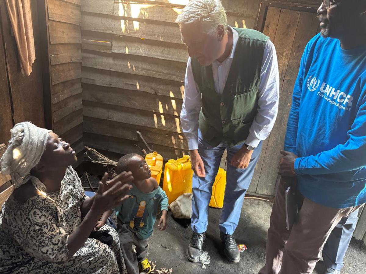 Le Haut-Commissaire des Nations Unies pour les réfugiés, Filippo Grandi, discute avec une ancienne déplacée de retour dans son village Kimoka, au Nord-Kivu, en RDC, le 29 août 2025.<br />Radio Okapi/Rosalie Zawadi 20250830084929521415_WhatsApp_Image_2025-08-29_at_09.45.23.jpeg?imgmax=1200