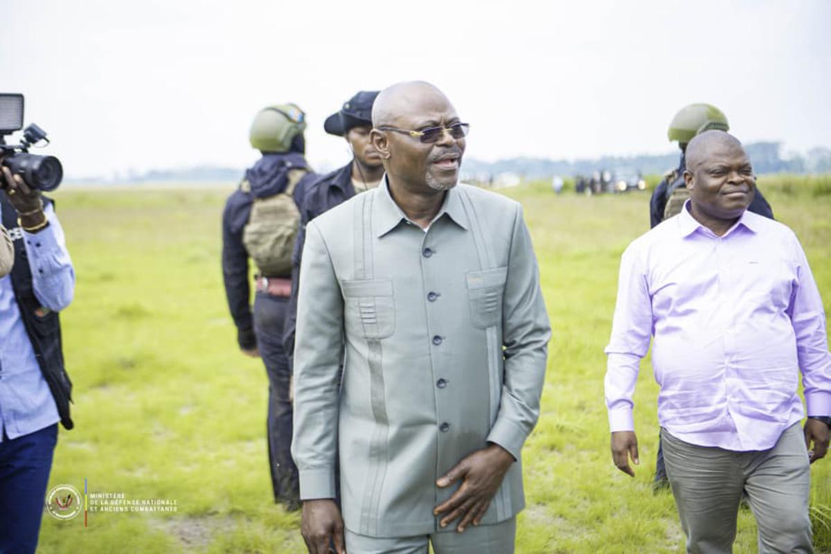 Le vice-Premier ministre et ministre de la Défense nationale, Guy Kabombo aux côtés du gouverneur du Maniema, Mussa Kabwankubi Moïse, jeudi 28 aout 2025, lors d'une visite dans cette région.<br />Photo/ vice-Primature de la Défense nationale. 20250830220030204862_Guy_K.jpg?imgmax=1200