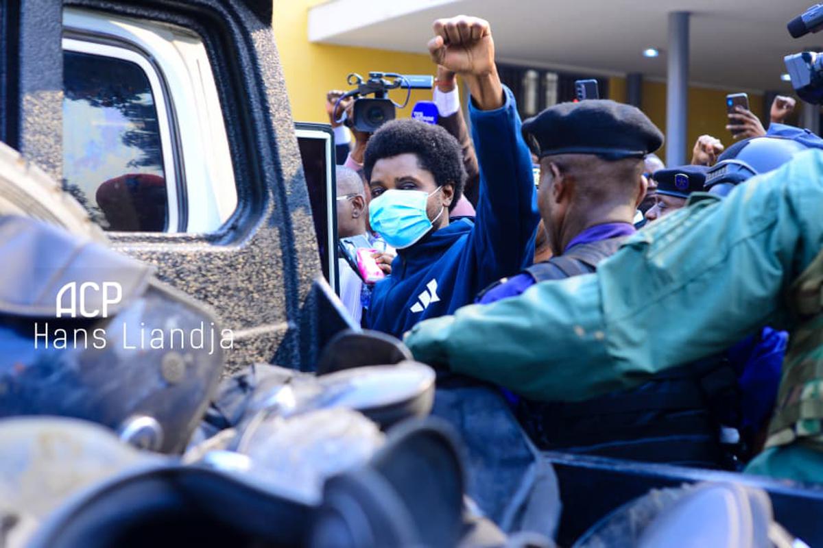 L'ex-ministre de la Justice, Constat Mutamba, mardi 2 septembre 2025, à la sortie de la salle d'audience de la Cour de cassation, levant le coup de poing en l'air , signe de résistance.<br />Photo/Agence congolaise de presse. 20250903070302668114_Mutamba.jpg?imgmax=1200