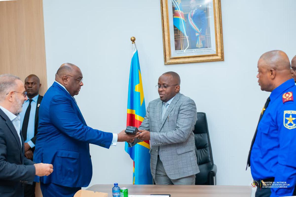 Le ministre des Transports Jean-Pierre Bemba a remis, le 4/09/2025 à son homologue de l’Intérieur, Jacquemin Shabani, des équipements de contrôle pour vérifier l’authenticité des permis de conduire sur le terrain.<br />Ministère des Transports 20250905160231649791_G0A0ytYWoAAXb3x.jpg?imgmax=1200