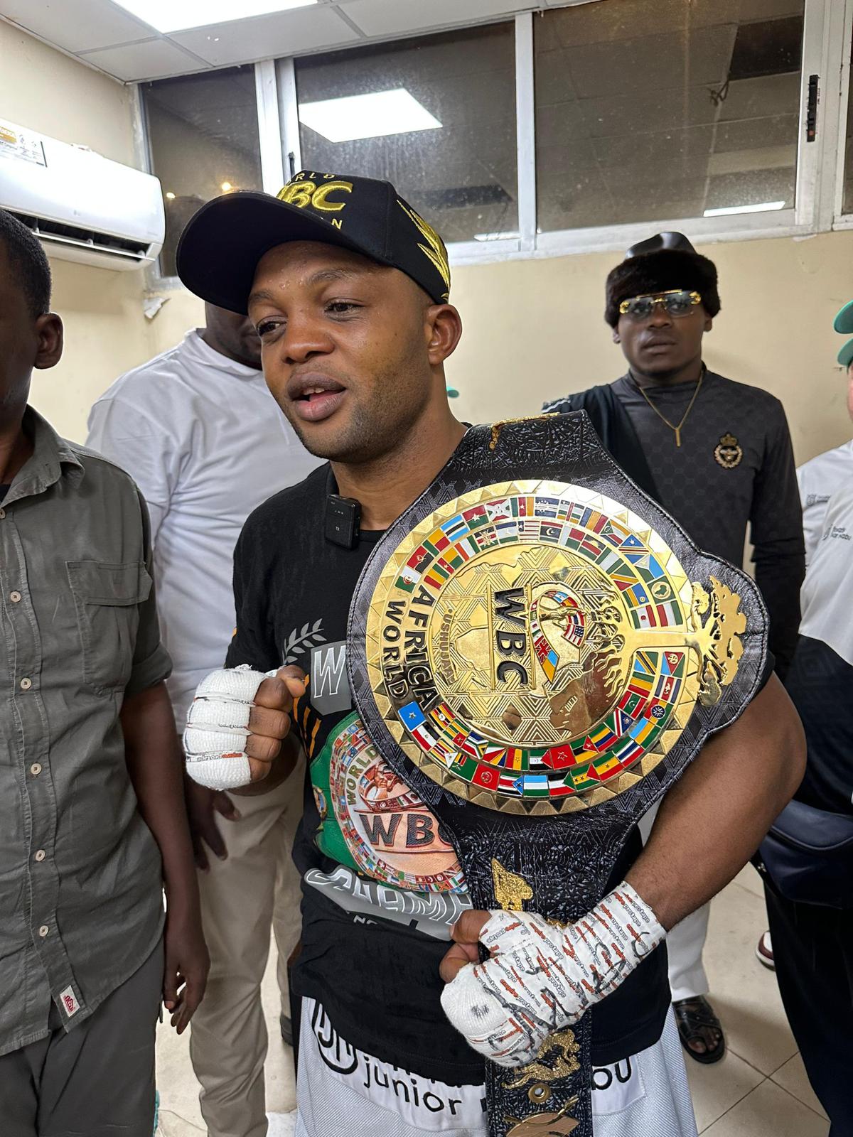 Junior Makabu a conservé sa ceinture WBC Africa après sa victoire face au Ghanéen Dodzi Kemeh la nuit de vendredi 05 à samedi 06 septembre 2025 au stade des Martyrs à Kinshasa.<br />Radio Okapi/Ph. Vanessa Nkongolo 20250906073038637225_Box.jpg?imgmax=1200