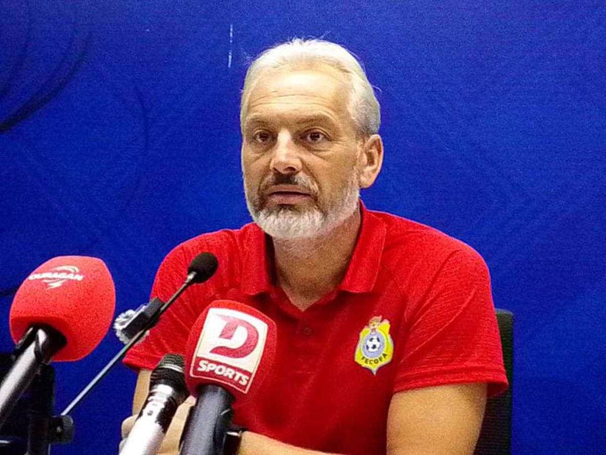 Sébastien Desabre, sélectionneur-manager des Léopards, le 8 septembre 2025 au stade des Martyrs de Kinshasa, en conférence de presse d'avant-match en prévision de la rencontre RDC-Sénégal, pour le compte de la 8ème journée des éliminatoires du Mondial 2026. <br />Photo ACP 20250908153719097741_Seba.jpg?imgmax=1200