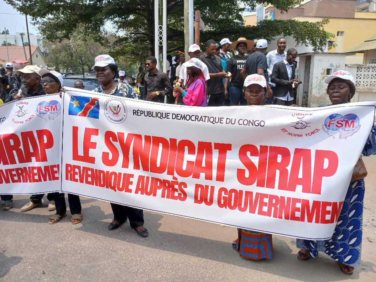 Sit-in des agents de la fonction publique devant la Primature pour exiger de meilleures conditions salariales, le 11/09/2025. Ph Sarah Sumbela. <br />Radio Okapi 20250912123146927144_e8596ae9-dce1-4fe0-a6a2-d96bd422e204.jpg?imgmax=1200