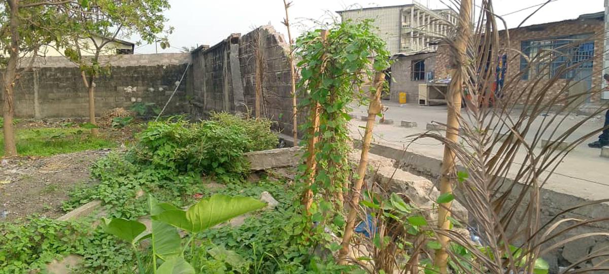 Le mur de clôture de l'école Saint François-Xavier à Kinshasa, écroulé lors les fortes pluies survenues dans la nuit du 14 au 15 juin 2025. <br />Radio Okapi/Sarah Sumbela 20250912171225726561_WhatsApp_Image_2025-09-12_at_15.41.49.jpeg?imgmax=1200