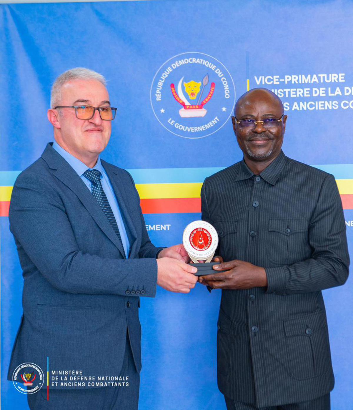 Le vice-Premier ministre et ministre de la Défense, Guy Kabombo Muadiamvita, a eu des échanges fructueux avec l'ambassadeur turc Murât Ülkü, ainsi que des délégations des industries de défense turques et d'Afridex, mardi 16 septembre 2025 à Kinshasa.<br />Photo/vice-Primature de la Défense nationale. 20250917075517312709_Turc.jpg?imgmax=1200