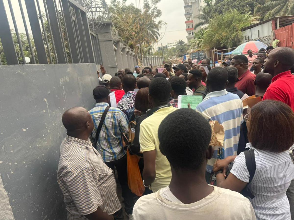 Des requérants se bousculant devant un centre d’obtention des permis de conduire à Kinshasa, 19 septembre 2025<br /> <br />Droits tiers 20250919135555834703_WhatsApp_Image_2025-09-19_at_9.12.18_AM_1.jpeg?imgmax=1200