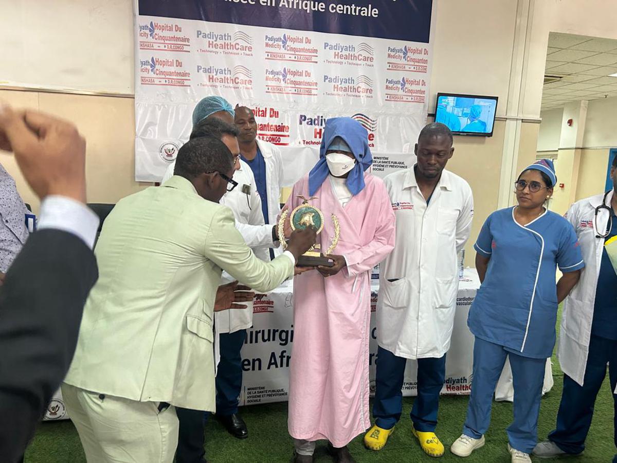 Le patient sortant de l'Hôpital, vendredi 19 septembre 2025, après avoir subi avec succès une chirurgie à cœur ouvert à l'Hôpital du Cinquantenaire à Kinshasa.<br /> <br />Radio Okapi/Ph. Blaise Shindani K. 20250919202746534139_Kabo1.jpg?imgmax=1200