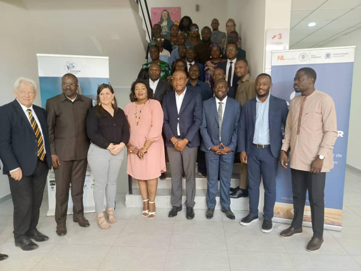 Le ministre provincial de l'Environnement de Kinshasa, Louis Mulumba, au milieu, a posé, lundi 22 septembre 2025, avec des participants à l'atelier pour l'élaboration du plan stratégique d'assainissement durable de Kinshasa.<br />Radio Okapi/Ph. Blaise Ndongala. 20250923173256191883_Noellla.jpg?imgmax=1200
