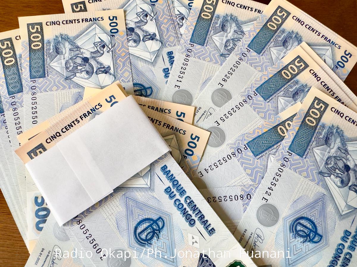 Des billets de Franc Congolais.<br />Radio Okapi/Ph. Jonathan Fuanani