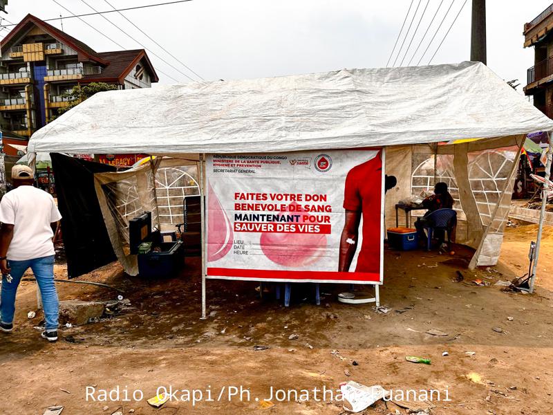 (Photo d'illustration)<br />
Une tente érigée pour la campagne de don de sang à Kinshasa, octobre 2025<br />Radio Okapi/Ph. Jonathan Fuanani