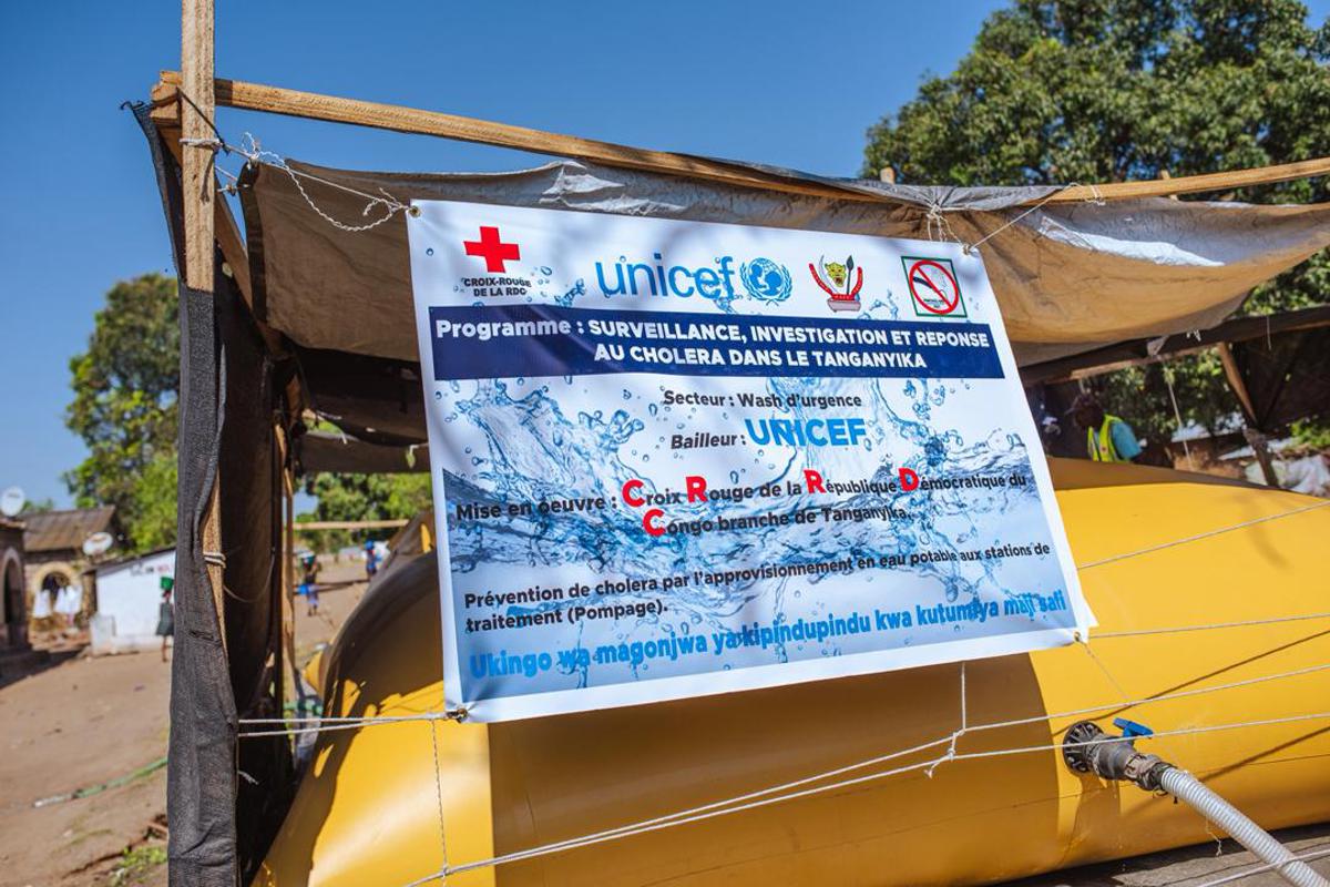 Un autocollant du programme Surveillance, Investigation et réponse au cholera dans le Tanganyika, financé par l'UNICEF, au quartier Katambwa, à Kalemie.<br />UNICEF/Ph. Tychique Vake.