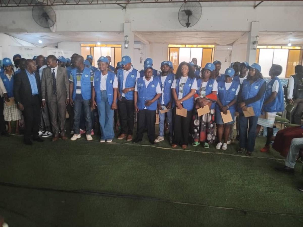 Photo de famille de la temise officielle des fonds aux jeunes agri preneurs dans le cadre du projet PEJAB à Kisantu, le 14 octobre 2025. <br />Radio Okapi/Ph. Taty Mapuku