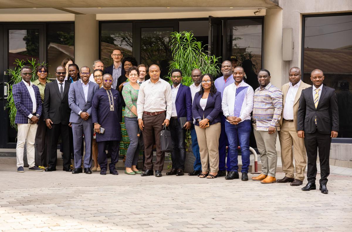 La photo de famille de la Table ronde consacrée au projet « Pokea Ujuzi na Upone » qui signifie « Guérir par la compréhension », Kinshasa, le 07 octobre 2025<br />Radio Okapi/Ph. Taty Mapuku