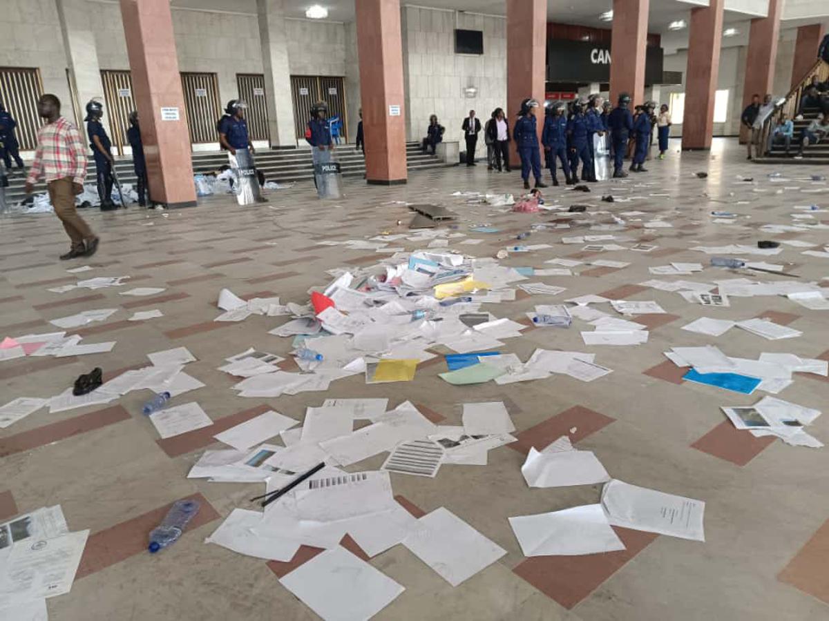 Manifestation de colère des agents administratifs de l’Assemblée nationale réclamant l’amélioration de leur enveloppe salariale. 21 octobre 2025<br />Grâce Amzati, Radio Okapi 20251022061541638151_WhatsApp_Image_2025-10-21_at_2.17.52_PM_1.jpeg?imgmax=1200