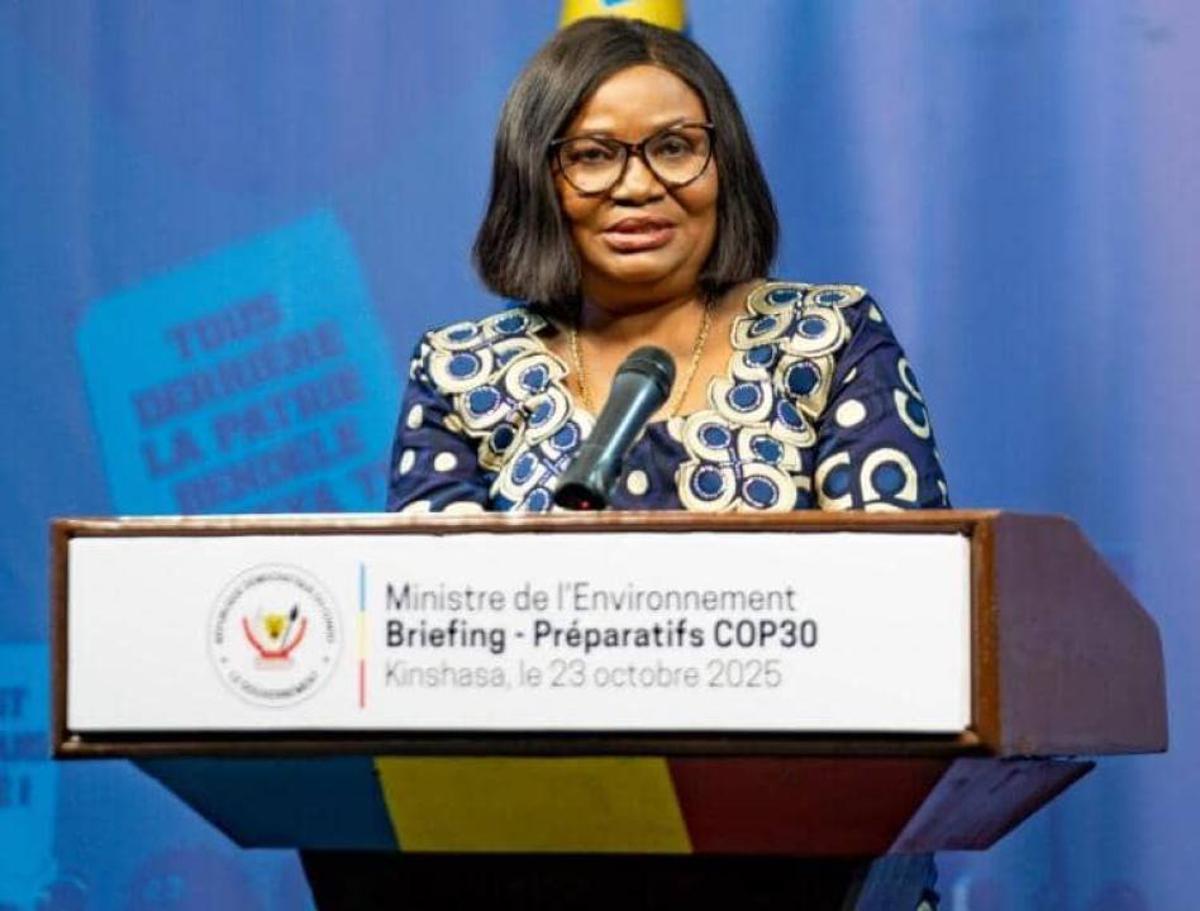 La ministre de l'Environnement, Marie Nyange lors du briefing de presse avec son homologue de la Communication et des Médiés, Patrick Muyaya, jeudi 23 octobre 2025, à Kinshasa.<br />Photo/Cellcom ministère de la Comm et Médias. 20251024170822112462_COP_30.jpg?imgmax=1200