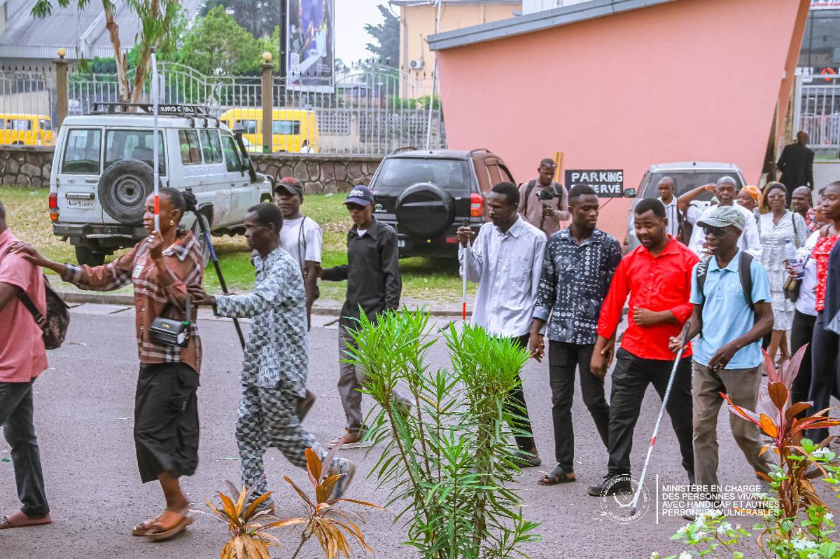 Marche des aveugles et malvoyants, vendredi 24 octobre 2025, lors de la journée de la canne blanche, à Kinshasa.<br />Photo/Cellcom ministère des PVH.