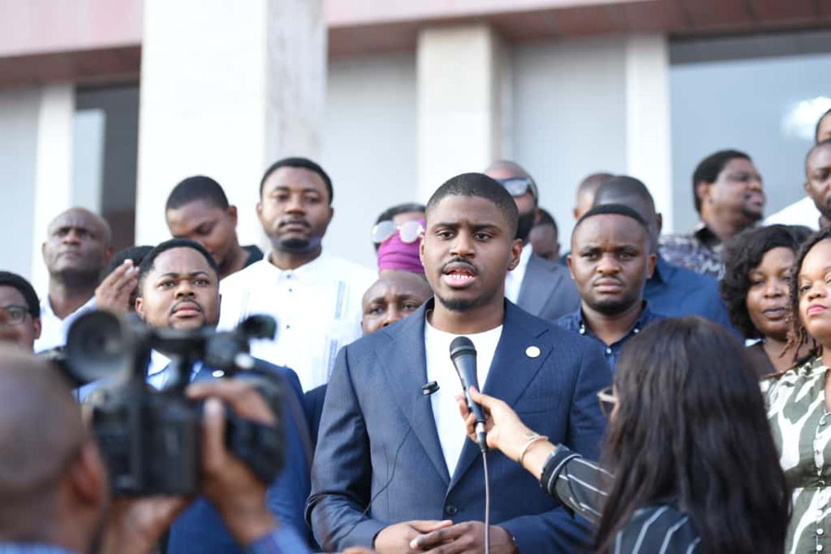 Le président du Caucus des jeunes élus, Ron Roger Bimwala, jeudi 23 octobre 2025, lors de sa déclaration au Palais du peuple, à Kinshasa<br />Radio Okapi/Ph. Grace Amzati.