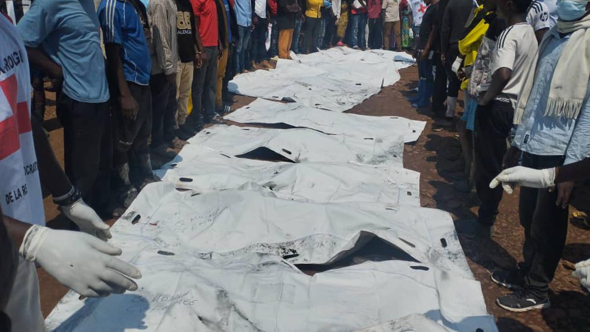 Les corps couverts des bâches, après l'incendie déclaré dimanche 26 octobre à Bukavu (Sud-Kivu).<br />Photo/Droits Tiers.